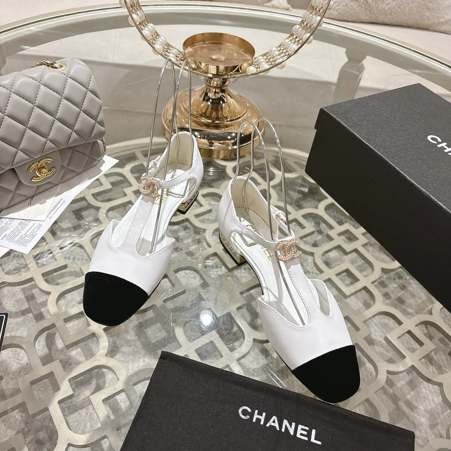 👟👟Ex-factory price 560👟👟 25ss early autumn new Xiaoxiang Chanel pearl double C buckle T-strap Mary Jane shoes pearl heel buckle shoes doll shoe design is so cute 💥The daughter of a rich family has the sense of sight, retro sweetness and age reduction! Mary Jane's unique noble texture allows you to practice various combinations of beauty. Beauty and comfort coexist. Who can not be tempted? The high-end simple style will never go out of style when worn again and again. It vividly interprets the charm of the exclusive fragrance. More possibilities for shaping. Original molded hardware buckle. Upper: lambskin. Lining: sheepskin. Outsole: genuine leather outsole imported from Italy. Size: 35-39 (40.41 custom-made, non-refundable).